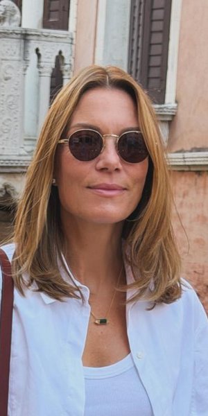 Βίκυ Καγιά: Το κομψό και άνετο look που επέλεξε για το ταξίδι της στη Βενετία