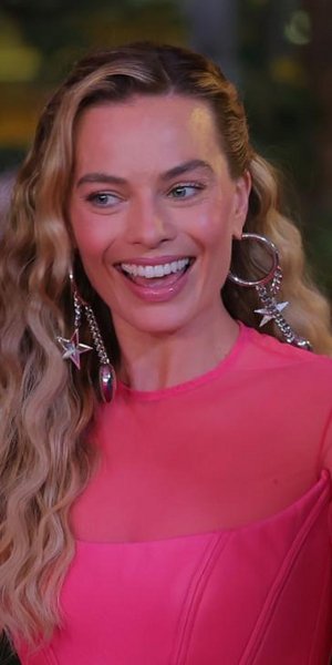 Barbie Pink: Η απόχρωση του ροζ που φωτίζει το πρόσωπο και χαρίζει φρεσκάδα