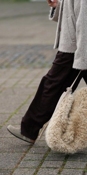 Σαν παντόφλες, αλλά στιλάτα: Πώς να φορέσετε τα Birkenstock με γούνα από τη βόλτα μέχρι το γραφείο
