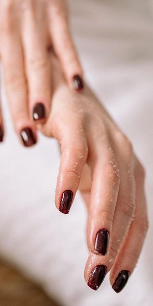 Cherry Noir: 5 κομψοί τρόποι να υιοθετήσετε το πιο chic μανικιούρ της σεζόν
