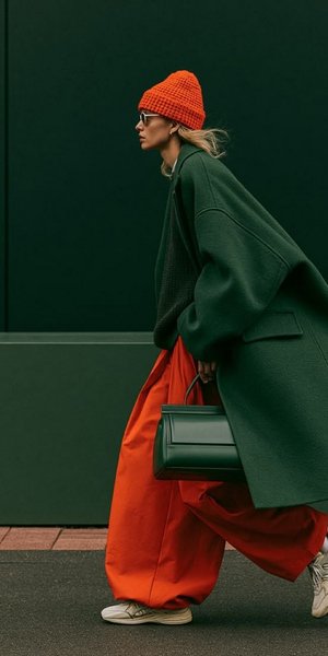  Η ψυχολογία αποκαλύπτει ότι οι άνθρωποι που ντύνονται με έντονα χρώματα ακόμη και τον χειμώνα δεν το κάνουν για να τραβήξουν την προσοχή, αλλά ακολουθούν την τάση του «dopamine dressing»