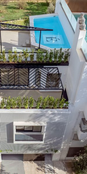 Καθαρές γεωμετρικές γραμμές, ισορροπημένες αναλογίες και προσεκτικά οργανωμένες σχέσεις ανάμεσα στους εσωτερικούς και τους εξωτερικούς χώρους χαρακτηρίζουν το σπίτι/ Φωτογραφία: Louisa Nikolaou