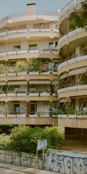 Ένα σπίτι 80 τ.μ. στην εμβληματική Στρογγυλή Πολυκατοικία της Κηφισιάς μεταμορφώθηκε -Δείτε το αποτέλεσμα