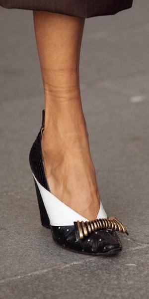Office chic: 10 παπούτσια με τακούνι που συνδυάζουν στιλ και άνεση στο γραφείο