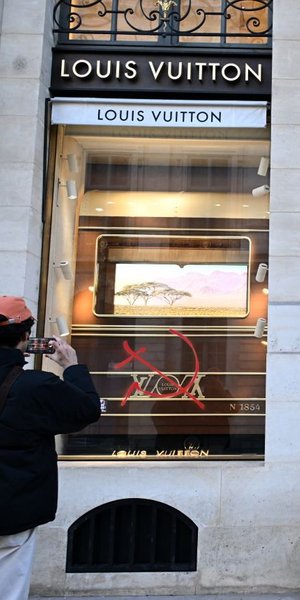 Τα luxury brands του Παρισιού σε πολιορκία: Σπασμένες βιτρίνες, λεηλασίες και χάος στις μπουτίκ