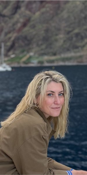 Η Σία Κοσιώνη με κομψό, καθημερινό look στο κέντρο της Αθήνας