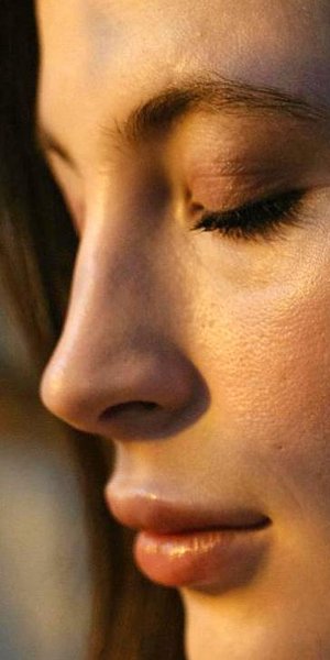 Ξέχνα το βαρύ μακιγιάζ: Το «Bloom Skin» θέλει την επιδερμίδα φυσικά λαμπερή