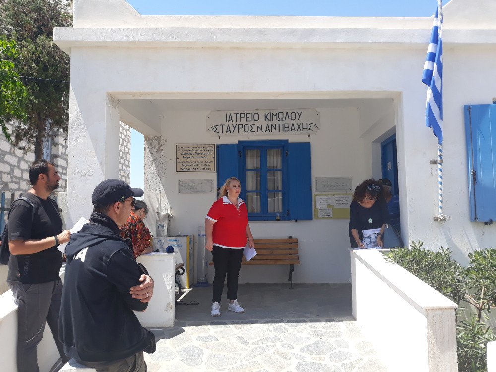 Προσωπικό και κάτοικοι στο ιατρείο Κιμώλου