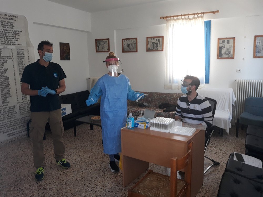 Γιατροί του ΕΟΔΥ στο ιατρείο της Κιμώλου