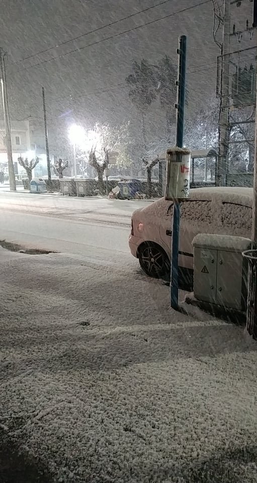 Χιόνια σε δρόμο στο Ιλιον