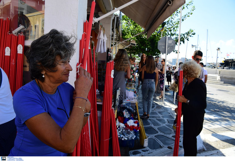 Οι πιστοί έσπευσαν να προμηθευτούν λαμπάδες