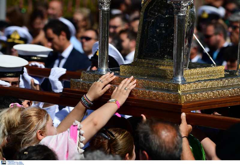 Μικροί και μεγάλοι ήθελαν να ακουμπήσουν την εικόνα της Παναγίας 