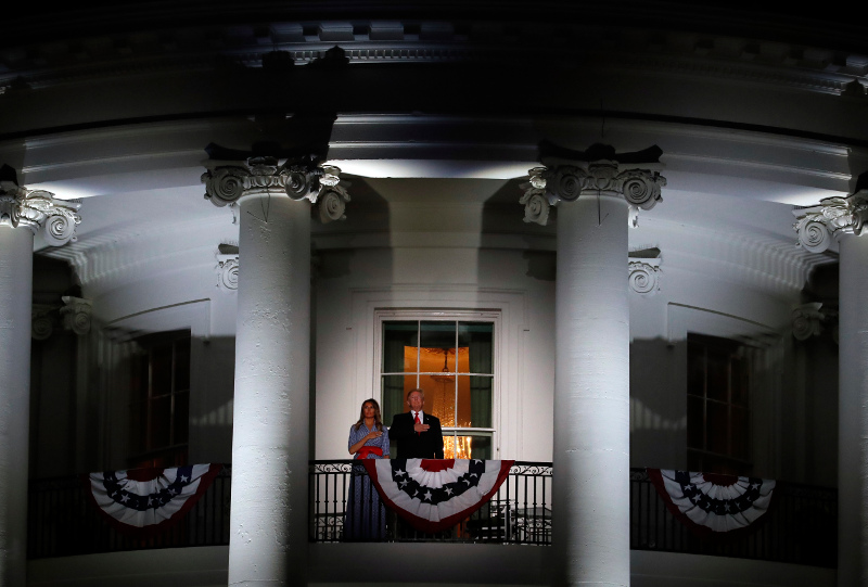 Το προεδρικό ζεύγος στο μπαλκόνι του Λευκού Οίκου. Φωτογραφία: AP/ Alex Brandon