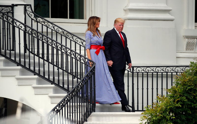 Σπάνια τρυφερή στιγμή του προεδρικού ζεύγους. Φωτογραφία: AP/ Alex Brandon