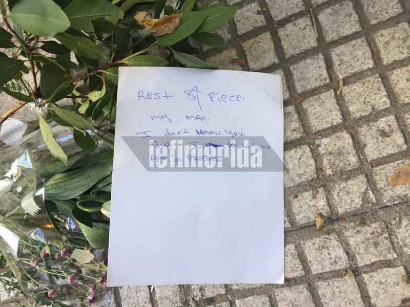 Μηνύματα έξω από το μαγαζί στην Ομόνοια