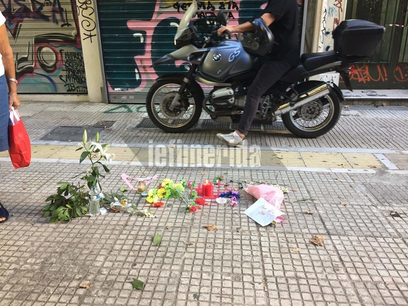Περαστικοί έχουν αφήσει λίγα λουλούδια